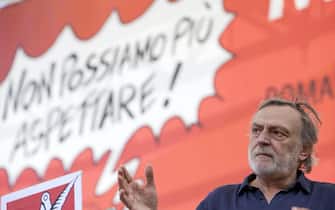 Gino Strada alla manifestazione nazionale della FIOM 18 maggio 2013 a Roma. ANSA/MASSIMO PERCOSSI