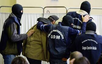 Il pentito Giovanni Brusca, (secondo da sinistra) entra nell'aula bunker per deporre all'udienza sulla trattativa Stato-mafia, Milano, 11 dicembre 2013. ANSA/DANIEL DAL ZENNARO