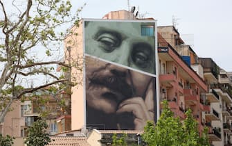 Palermo nella foto il murales su Giovanni Falcone accanto all'aula bunker del carcere Ucciardone secondo l'artista Andrea Buglisi il giudice con aria malinconica veglia sulla città