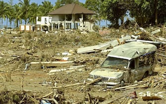 Un resort distrutto dopo il passaggio dello tsunami a Khao Lak, nel sud della Thailandia, in una immagine del 28 Dicembre 2004. ANSA/RUNGROJ YONGRIT