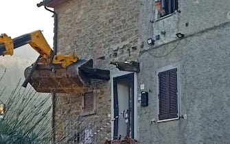 Il braccio della ruspa all'esterno della villetta assaltata da un uomo  il proprietario di casa ha sparato, uccidendolo a San Polo, frazione di Arezzo, 6 gennaio 2023. 
ANSA/Barbara Perissi