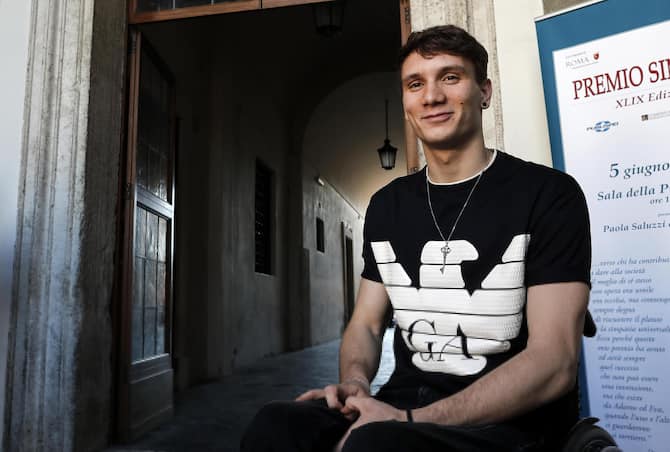 Chi E Manuel Bortuzzo Il Nuotatore Su Una Sedia A Rotelle Per Una Sparatoria Sky Tg24