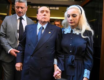 Silvio Berlusconi con Marta Fascina esce dai gruppi parlamentari di Montecitorio e risponde alle domande dei giornalisti a Roma, 18 ottobre 2022.   ANSA/MAURIZIO BRAMBATTI