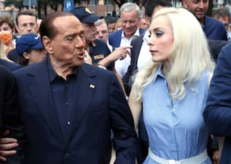 Il leader di Forza Italia, Silvio Berlusconi, con Marta Fascina a margine di un comizio a Monza in sostegno del sindaco uscente e ricandidato, Dario Allevi, 23 giugno 2022.
ANSA/MATTEO BAZZI