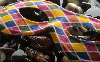 I riti dei 100 giorni all'esame Close up of a box of chocolates with carnival mask