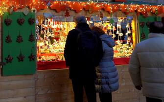 Tradizionale mercatino di Natale con casette  in legno e luci colorate in Duomo per Natale  in Corso Vittorio Emanuele