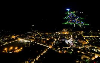 Acceso a Gubbio l'albero di Natale più grande del mondo.GUBBIO - ANSA/FRANCESCO PATACCHIOLA