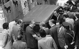 In una foto d'archivio del 9 maggio 1978 Francesco Cossiga in via Caetani, a Roma, davanti alla Renault 4 in cui fu ritrovato il cadavere di Aldo Moro.  ANSA/ROLANDO FAVA