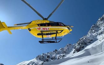 Gli uomini del soccorso alpino di Solda durante le ricerche del secondo alpinista tedesco disperso da ieri sull'Ortles che è stato trovato morto, Bolzano, 28 Aprile 2022. ANSA/US/SOCCORSO ALPINO