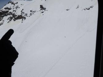 Un'imamgine aerea di una valanga che si è staccata questa mattina nei pressi del rifugio Scavarda, in Valgrisenche (Aosta), Aosta, 20 aprile 2016. ANSA/UFFICIO STAMPA GDF ++ NO SALES, EDITORIAL USE ONLY ++