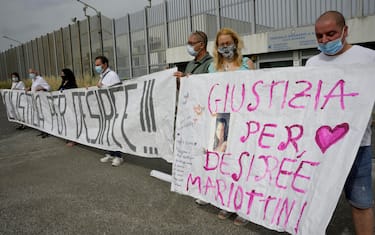 Uno striscione all'esterno dell'aula bunker di Rebibbia in attesa della sentenza per l'omicidio di Desiree Mariottini, Roma, 19 giugno 2021. ANSA/CLAUDIO PERI