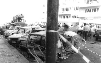 Inquirenti, pompieri e gente comune in via D'Amelio a Palermo subito dopo l'attentato del 19 luglio 1992  in cui persero la vita il giudice Paolo Borsellino e la sua scorta.ANSA