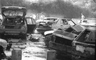 Inquirenti, pompieri e gente comune in via D'Amelio a Palermo subito dopo l'attentato del 19 luglio 1992  in cui persero la vita il giudice Paolo Borsellino e la sua scorta.
ANSA