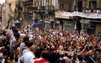 PALERMO, ITALY - JULY 24:  The crowd applaud at the passage of the coffins of Italian judge Paolo Borsellino and his police escort during their funerals at the Palermo Cathedral on July 24, 1992 in Palermo Italy. Borsellino and his escort were murdered a mafia bombing in Via D'Amelio, Palermo on July 19, 1992.  (Photo by Franco Origlia/Getty Images)