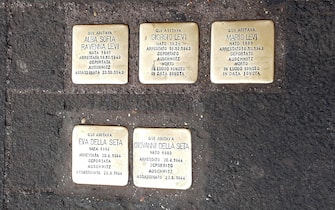 Pietre di inciampo in memoria del rastrellamento degli ebrei in via Flaminia, 215 a Roma, 19 dicembre 2022.ANSA/GIORGIANA CRISTALLI
