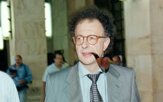 Francesco Greco (s) e Gherardo Colombo in una foto d'archivio datata 19 giugno 1996. ANSA/ DANIEL DAL ZENNARO
