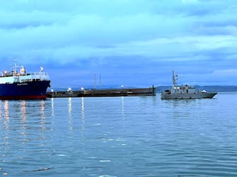 La nave rigassificatrice Golar Tundra   attraccata alla banchina est della darsena nord  nel porto di Piombino (Livorno), 20 marzo 2023.
 ANSA