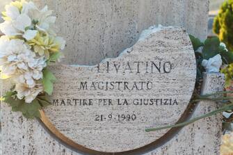 E' stata danneggiata la stele fatta erigere alla periferia di Agrigento dai genitori del giudice Rosario Livatino, il magistrato ucciso dalla mafia il 21 settembre del 1990. Il monumento si trova nel luogo in cui il magistrato venne assassinato. 
ANSA/PASQUALE CLAUDIO MONTANA LAMPO