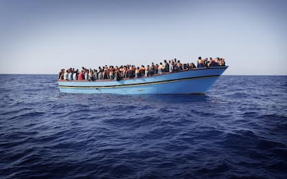 Lampedusa, arrivati 344 migranti. Trovato cadavere su un barchino