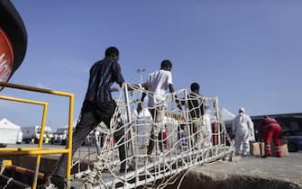 Sbarcati a Pozzallo (Rg) 162 migranti di cui 146 uomini, tre donne e 13 minori, 12 agosto 2016. Erano stati recuperati nel Canale di Sicilia da un barcone in difficoltà dalla nave di 'Medici senza Frontiere' Topaz Responder. 
ANSA/UFFICIO STAMPA CROCE ROSSA ITALIANA-YARA NARDI
+++EDITORIAL USE ONLY - NO SALES+++