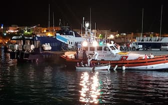 Arrivo in porto di un barchino con a bordo 15 persone a Lampedusa, 12 agosto 2018 Si tratta dei migranti che non sono voluti salire a bordo della nave Aquarius. 
ANSA/ELIO DESIDERIO