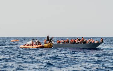 Twitter sos mediterranee - Ormai senza più cibo e acqua a bordo, molte persone erano esauste: 4 di loro hanno dovuto essere evacuate in barella. Il team di @SOSMedItalia si sta prendendo cura di 203 persone, inclusi 67 minori.