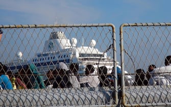 I migranti soccorsi dalla fregata "Espero" della Marina Militare durante lo sbarco nel porto di Catania, 31 ottobre 2013.
ANSA/Maurizio D'Arrò
