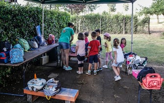 Alcuni bambini partecipano al centro estivo organizzato in un parco dalla scuola per l'infanzia ''In Crescendo'', Roma 15 giugno 2020. ANSA/FABIO FRUSTACI
