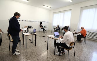 Un momento del primo giorno degli esami di maturità alla scuola superiore ITIS Castelli di Brescia, Brescia, 17 giugno 2020. ANSA/SIMONE VENEZIA