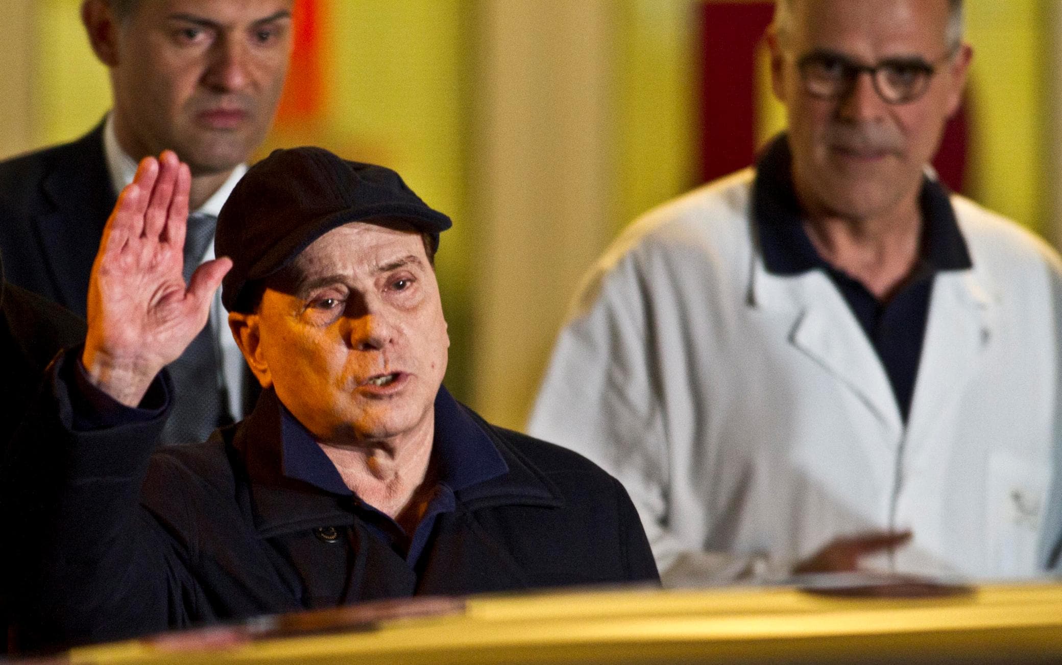 Berlusconi hospitalized for Covid-19, the latest news today on his health conditions.  LIVE