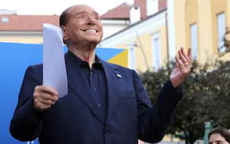 Il leader di Forza Italia, Silvio Berlusconi, nel corso di un comizio a Monza in sostegno del sindaco uscente e ricandidato, Dario Allevi, 23 giugno 2022.
ANSA/MATTEO BAZZI