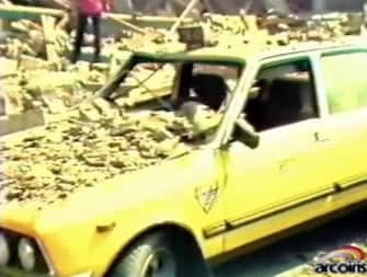 Un fermo immagine tratto da un video diffuso dall'Associazione familiari delle vittime della strage di Bologna del 2 agosto 1980, mostra i momenti successivi all'esplosione, con l'arrivo dei primi soccorsi. Il video è all'esame della Corte d'assise d'appello di Bologna, 26 marzo2019. ANSA/ FERMO IMMAGINE VIDEO/ PER GENTILE CONCESSIONE DELL'ASSOCIAZIONE FAMILIARI DELLE VITTIME DELLA STRAGE ALLA STAZIONE DI BOLOGNA DEL 2 AGOSTO 1980.  +++ NO SALES - EDITORIAL USE ONLY +++ 