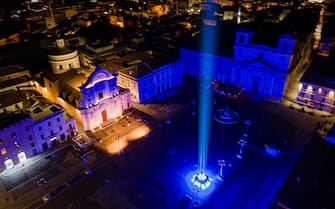 Terremoto L'Aquila: faro puntato verso il cielo in ricordo vitti Un faro puntato nel cielo de L'Aquila per ricordare le vittime del terremoto del 6 aprile 2009. ANSA/FRANCESCO PATACCHIOLA