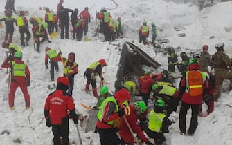 The handout photo made available by the Italian Mountain Rescue Service 'Soccorso Alpino' shows Soccorso Alpino volunteers and rescuers at work in the area of the hotel Rigopiano in Farindola, Abruzzo region, Italy, 22 January 2017. Four days after the 18 January huge avalanche that swept away the hotel Rigopiano, in the Abruzzo region, search crews are intensifying their round-the-clock operation, fighting against the clock and deteriorating weather conditions including fresh snowfall and freezing temperatures. Five people was killed in the disaster, 11 survived, while 23 are still missing. ANSA/ SOCCORSO ALPINO   +++ ANSA PROVIDES ACCESS TO THIS HANDOUT PHOTO TO BE USED SOLELY TO ILLUSTRATE NEWS REPORTING OR COMMENTARY ON THE FACTS OR EVENTS DEPICTED IN THIS IMAGE; NO ARCHIVING; NO LICENSING +++