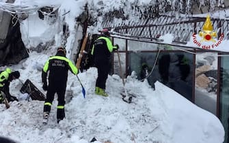 An HO picture provided by Vigili del Fuoco (Fire fighters Department) shows shows rescue operations at hotel Rigopiano after it was hit by an avalanche in Farindola (Pescara), Abruzzo region, late 19 January 2017.  Rescue crews are continuing the painstaking search for some 30 people trapped inside a remote Italian mountain resort flattened by a huge avalanche.
ANSA/VIGILI DEL FUOCO -EDITORIAL USE ONLY