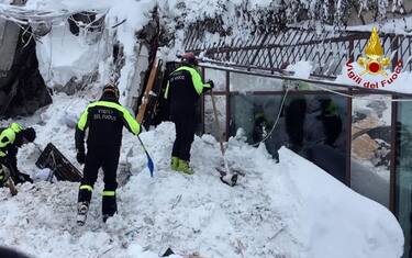 An HO picture provided by Vigili del Fuoco (Fire fighters Department) shows shows rescue operations at hotel Rigopiano after it was hit by an avalanche in Farindola (Pescara), Abruzzo region, late 19 January 2017. Rescue crews are continuing the painstaking search for some 30 people trapped inside a remote Italian mountain resort flattened by a huge avalanche.
ANSA/VIGILI DEL FUOCO -EDITORIAL USE ONLY