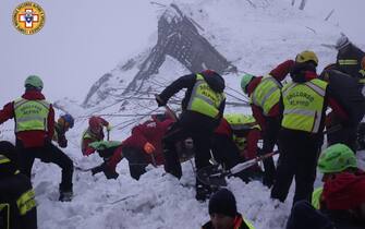 Soccorsi cercano i sopravvissuti fra le macerie dell'hotel rigopiano A handout photo made available by Soccorso Alpino shows Soccorso Alpino volounters and rescuers at work in Rigopiano, Italy, 21 gennaio 2017. At last five bodies had been discovered earlier in the rubble of the luxury Hotel Rigopiano, in the Gran Sasso mountains 180 kilometers (115 miles) northeast of Rome,
ANSA/SOCCORSO ALPINO EDITORIAL USE ONLY
