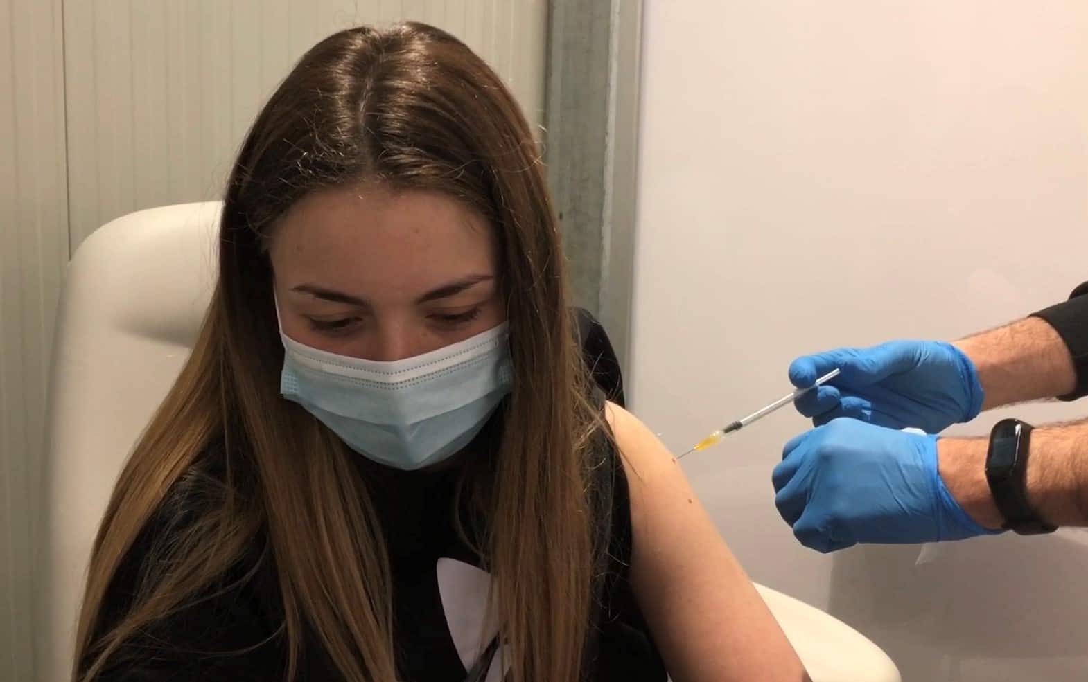 Una giovane mentre riceve la sua dose di Vaccino Astrazeneca nel corso del primo open day della città di Caserta