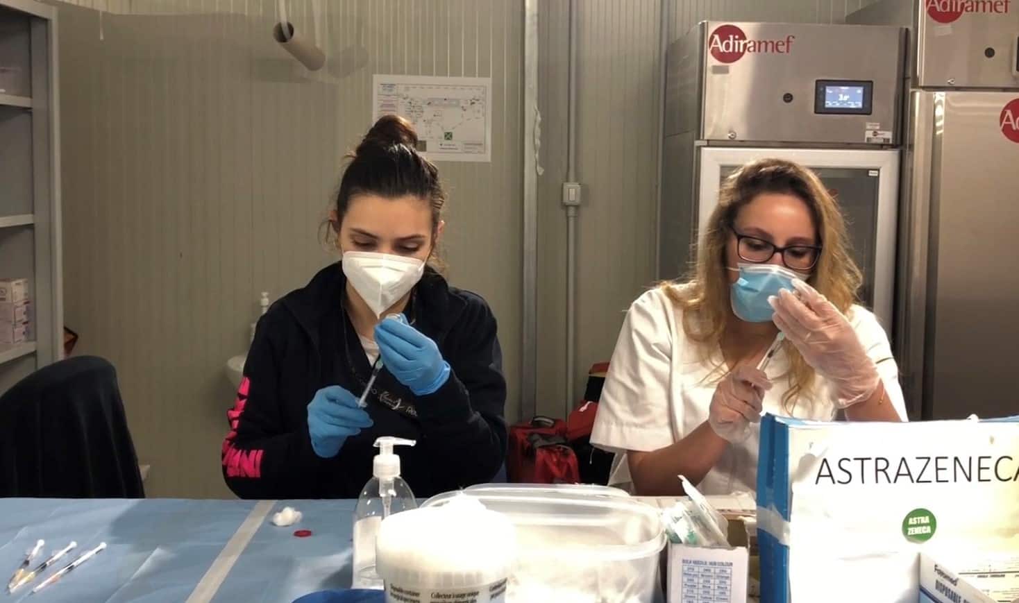 Nell'immagine due membri del personale sanitario, intenti a preparare le siringhe per le somministrazioni del vaccino Astrazeneca