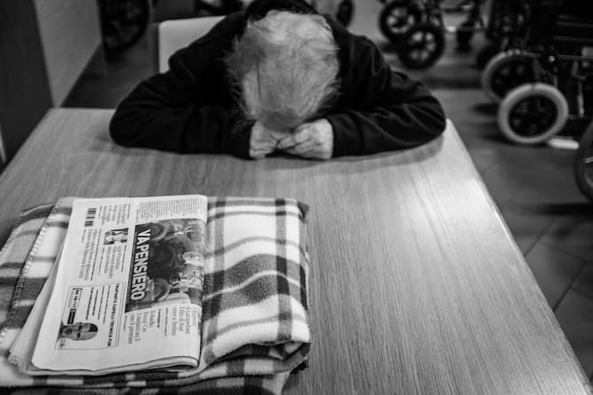 Sogni e dolori della vita in una RSA, le foto di Emiliano Cribari