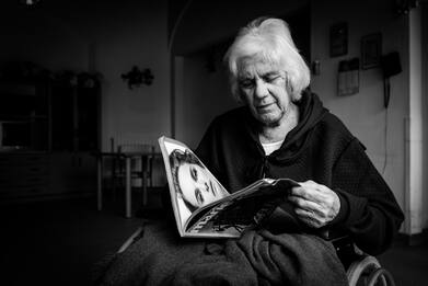 Sogni e dolori della vita in una RSA, le foto di Emiliano Cribari