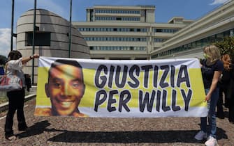 Lo strisicone che chiede giustizia per Willy Monteiro Duarte fuori il tribunale, Frosinone, 10 giugno 2021.
ANSA/ ANTONIO NARDELLI