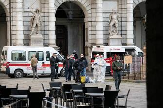 Emergenza Coronavirus, senzatetto dormono davanti al Comune di Torino Foto Marco Alpozzi/LaPresse
12 Maggio 2020 Torino, Italia
Cronaca
Lo sgombero delle 43 persone che da 8 giorni dormivano in piazza del Comune è iniziato alle 6 di oggi. Lo schieramento delle forze dell’ordine, che hanno chiuso gli accessi alla piazza, ha dato il via allo sgombero, con l’ausilio della Croce Rossa, intervenuta con 20 operatori e 8 mezzi. Sono stati allestiti due punti di screening per la misurazione di temperatura e saturazione.
Nella foto: Momenti dello sgombero
Photo Marco Alpozzi/LaPresse
May 12, 2020 Turin, Italy
News
The eviction of 43 people who slept for 8 days in town square began at 6 today.
Italia Red Cross intervened for health checks after the police closed the square
In the pic: eviction