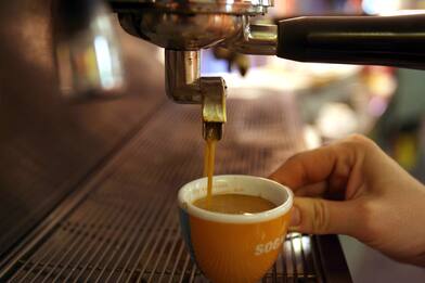 L'effetto-covid sul caffé: più fai da te a casa, in calo i bar