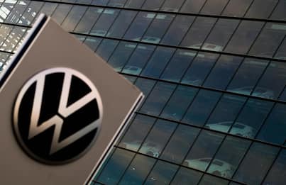 Auto elettriche, Volkswagen valuta produzione batterie negli Usa