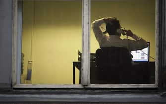 GLASGOW, UNITED KINGDOM - OCTOBER 10:  A city office employee works into the night as darkness closes in on October 10, 2005 in Glasgow, Scotland. Seasonal affective disorder (SAD), or winter depression, is a mood disorder related to the change in the seasons and the resulting reduction of exposure to daylight.  The end of British Summer time, when clocks go back one hour at the end of October, will see most people making their daily commute in darkness both ways.  With winter nights stretching to 19 hours in the UK, and Scotland's often inclement weather, it is estimated that the "Winter Blues" can affect up to 20% of the population.  (Photo by Christopher Furlong/Getty Images)