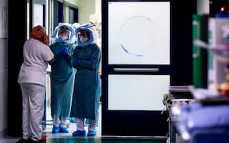Medici ed infermieri nel reparto di terapia intensiva dellÕospedale Policlinico Tor Vergata, in video chiamata durante lÕemergenza per il Covid-19 Coronavirus, Roma, 11 aprile 2020. ANSA/ANGELO CARCONI