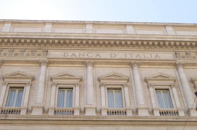 Maternità, Bankitalia: stipendio dimezzato per le donne con figli