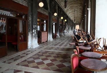 18 maggio giornata della ripartenza a Venezia per varie attivitÃ , sopratutto ristoranti e bar, anche se non tutti hanno aperto. La gente ancora non Ã¨ molta in circolazione, i mezzi per trasportare merci sono giÃ  attivi mentre molti negozianti stanno preparando i negozi a norma di legge per la clientela. Alcuni negozianti invece non hanno aperto dato che rischiano di chiudere del tutto l'attivitÃ  a causa del turismo ancora non presente. (Matteo Chinellato / IPA/Fotogramma, Venezia - 2020-05-18) p.s. la foto e' utilizzabile nel rispetto del contesto in cui e' stata scattata, e senza intento diffamatorio del decoro delle persone rappresentate