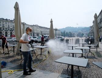 Sanificazione e ultimi preparativi ristoranti e bar piazza Vittorio in occasione della riapertura, Torino, 22 Maggio 2020 ANSA/ ALESSANDRO DI MARCO